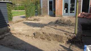 Leeg ruimen en uitgraven  tuin voor voorbereiding straatwerk